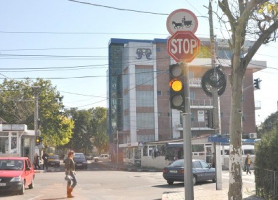 A trecut pe culoarea roşu a semaforului şi a provocat un accident rutier